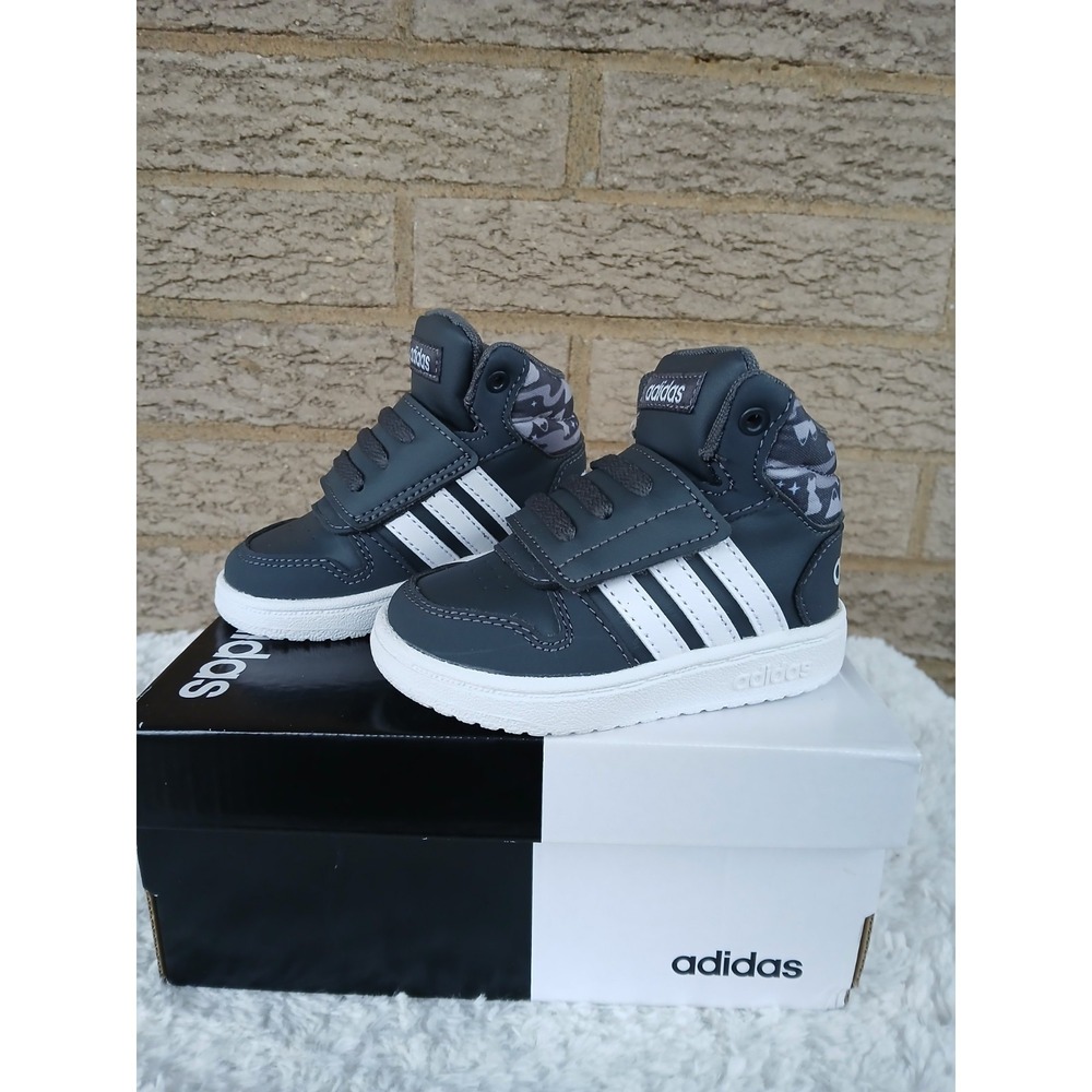 New With Box Adidas Youth  (Kids) Boys Hoops Mid 2.01 Basketball Shoes Size 5
